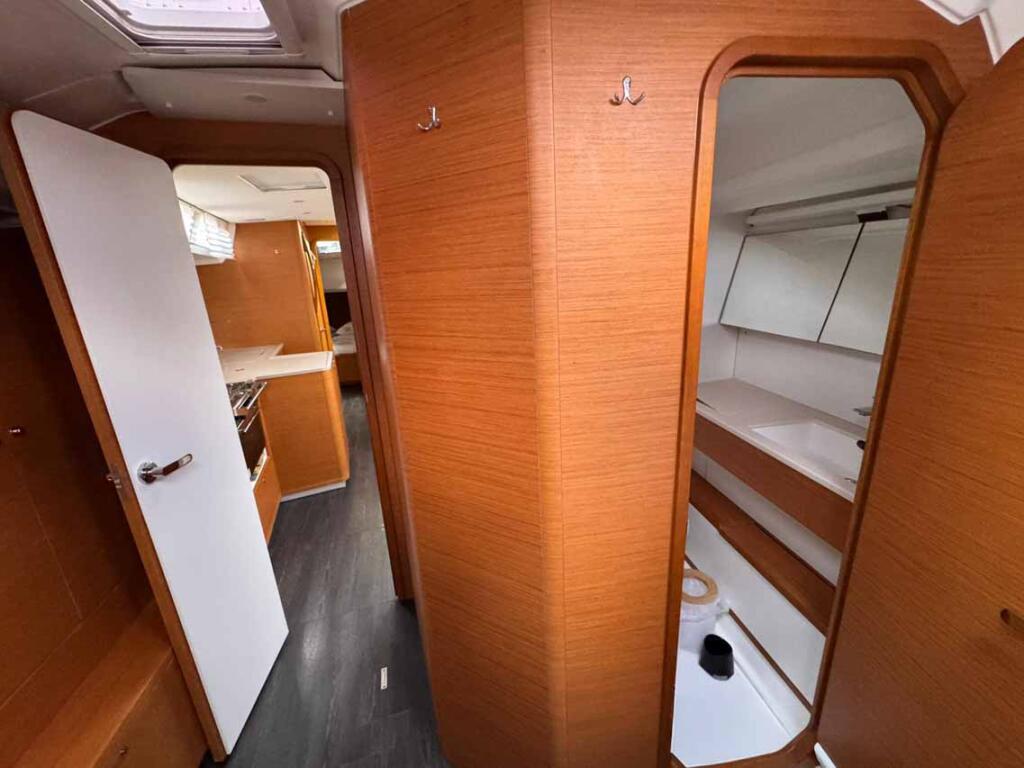Sailing yacht 