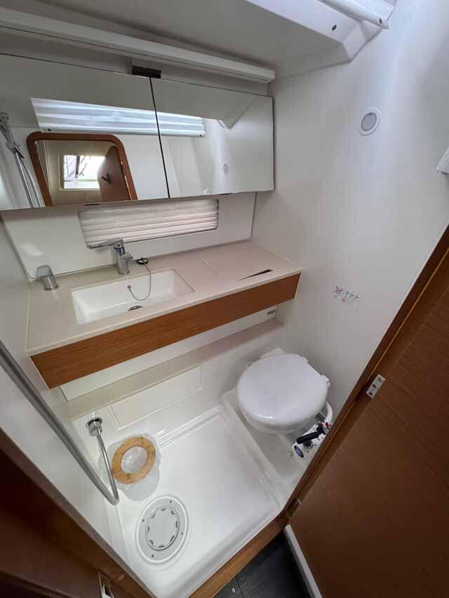 Sailing yacht 