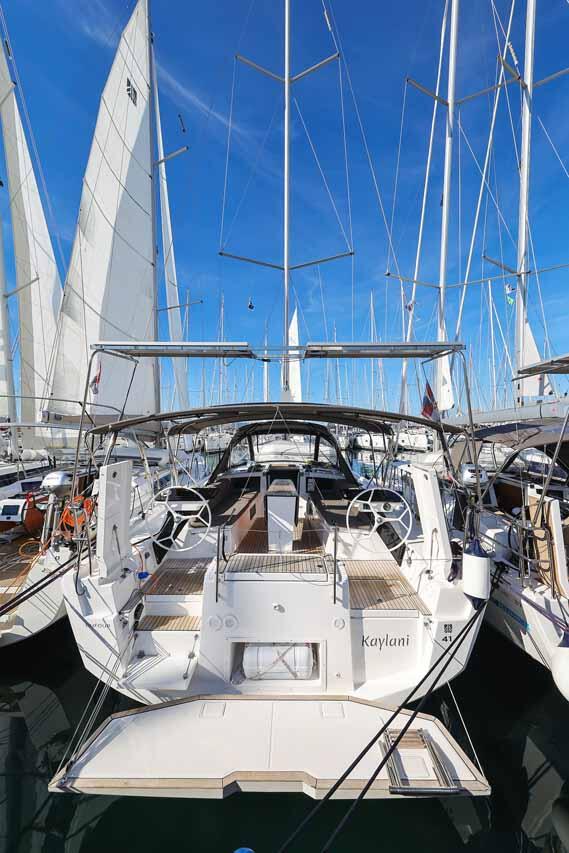 Sailing yacht 