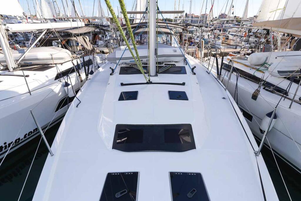 Sailing yacht 