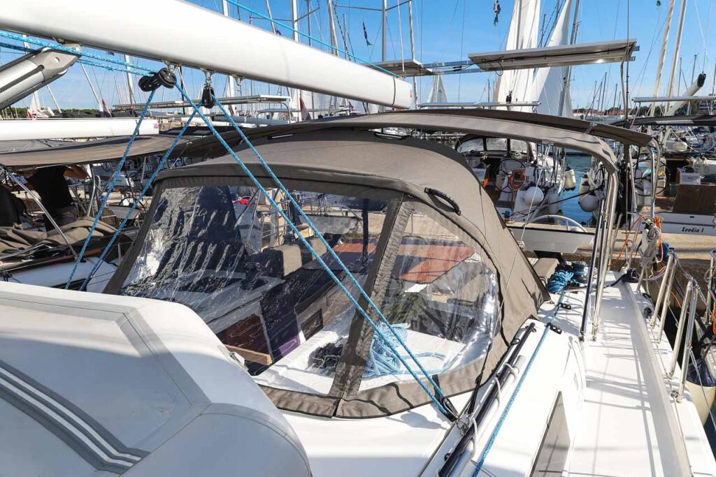 Sailing yacht 