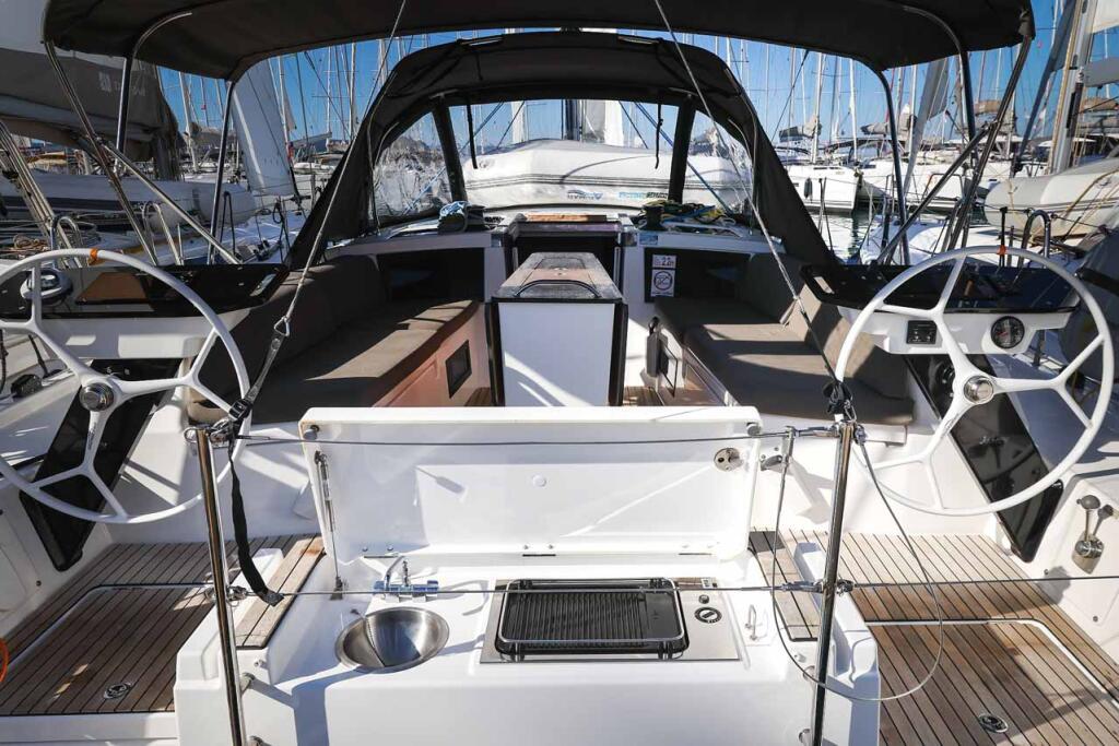 Sailing yacht 