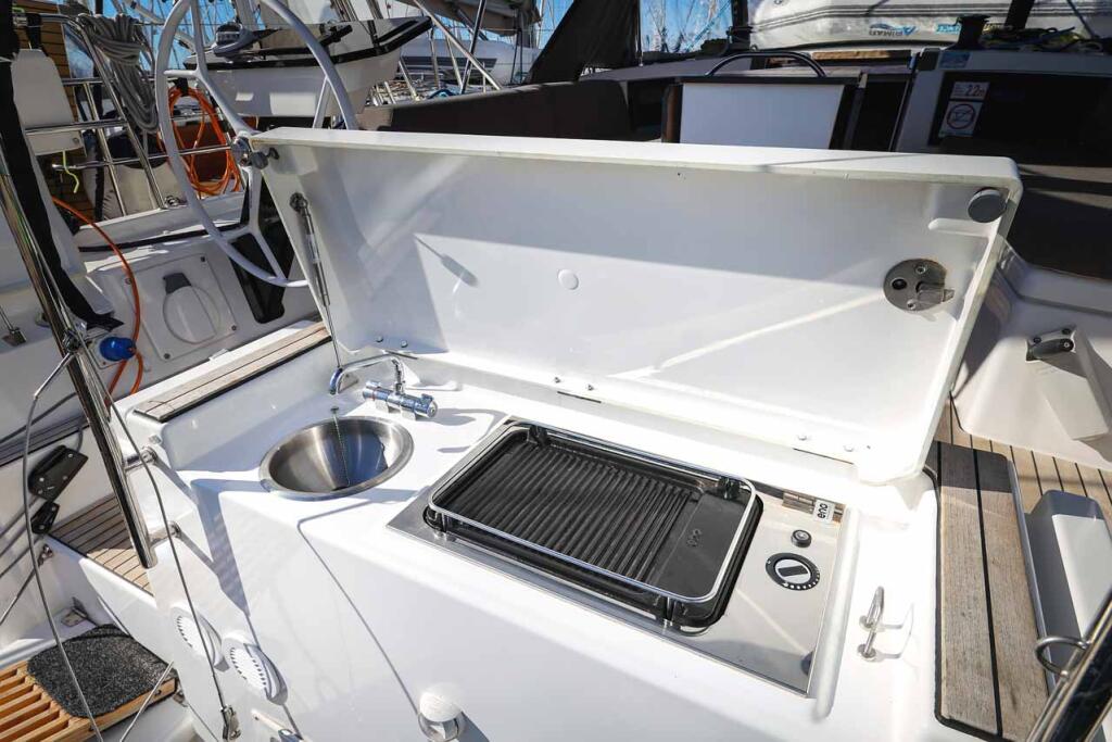 Sailing yacht 