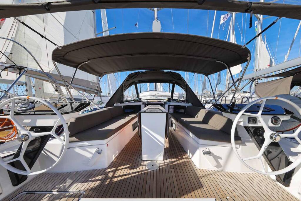 Sailing yacht 