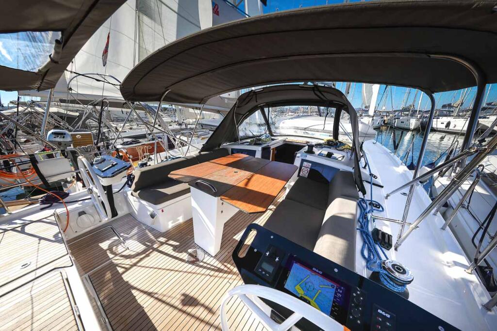 Sailing yacht 
