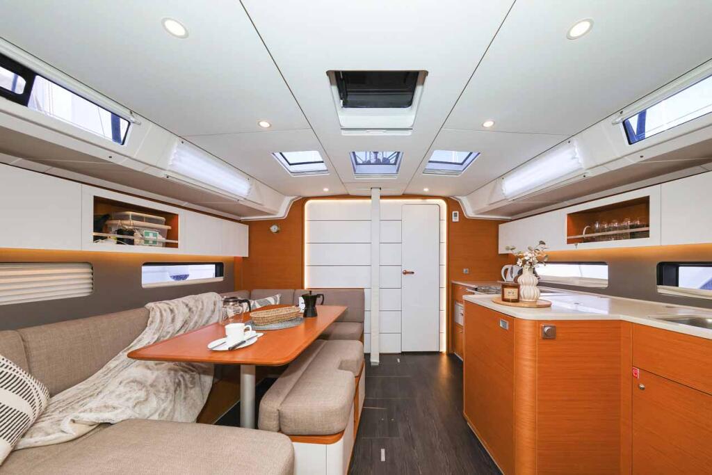Sailing yacht 