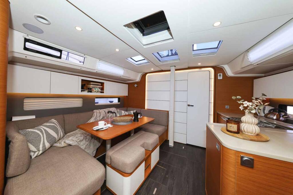 Sailing yacht 
