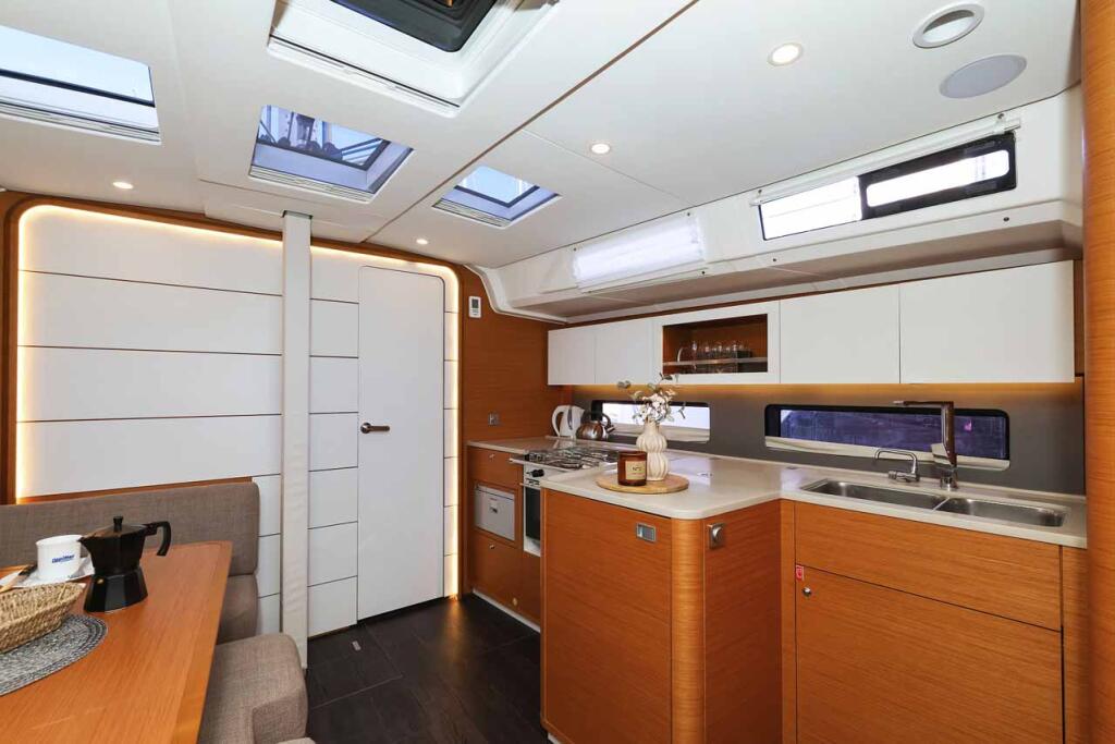 Sailing yacht 