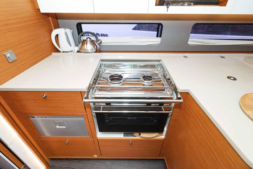 Sailing yacht 