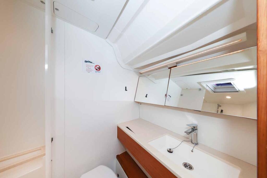 Sailing yacht 