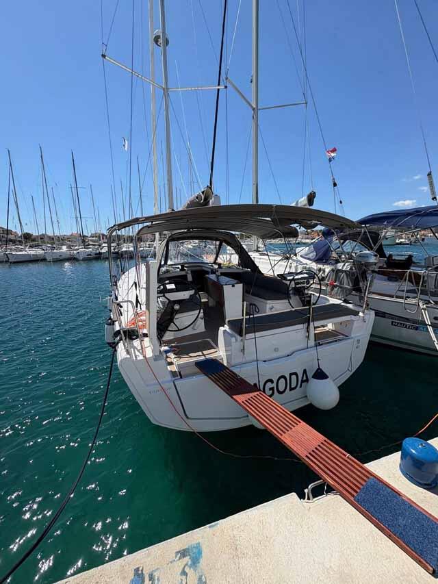 Sailing yacht 