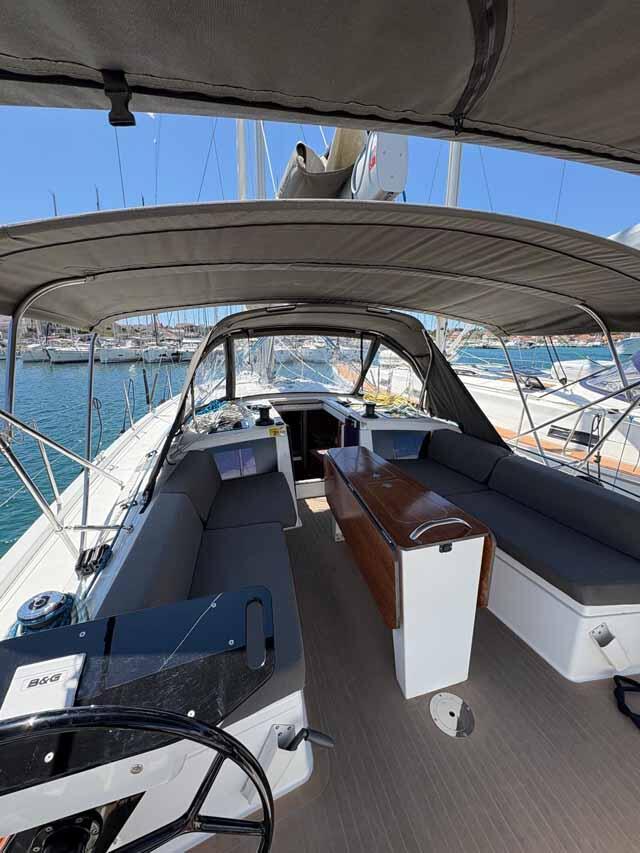 Sailing yacht 