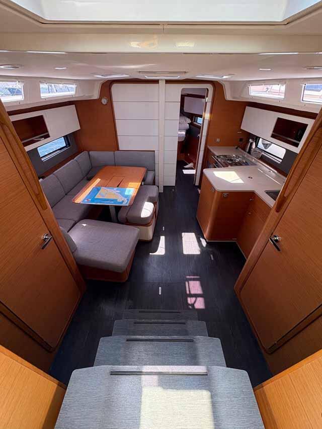 Sailing yacht 