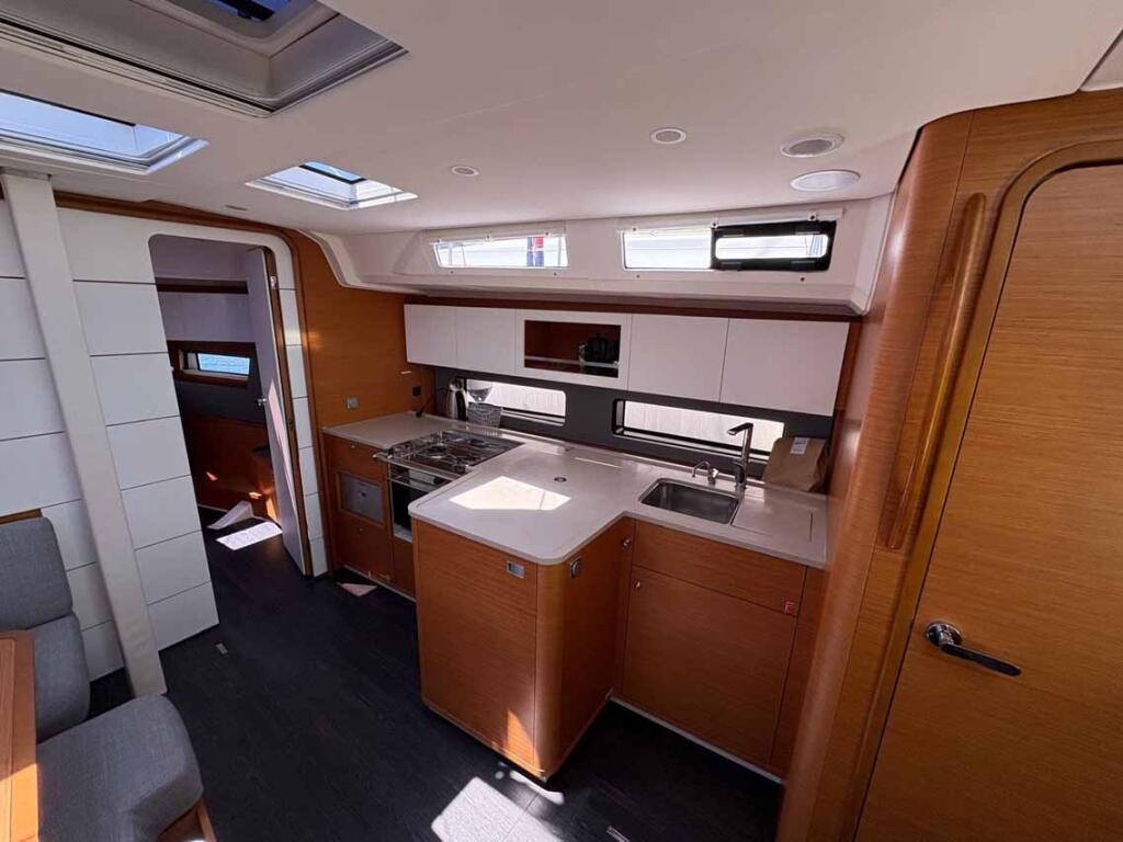 Sailing yacht 