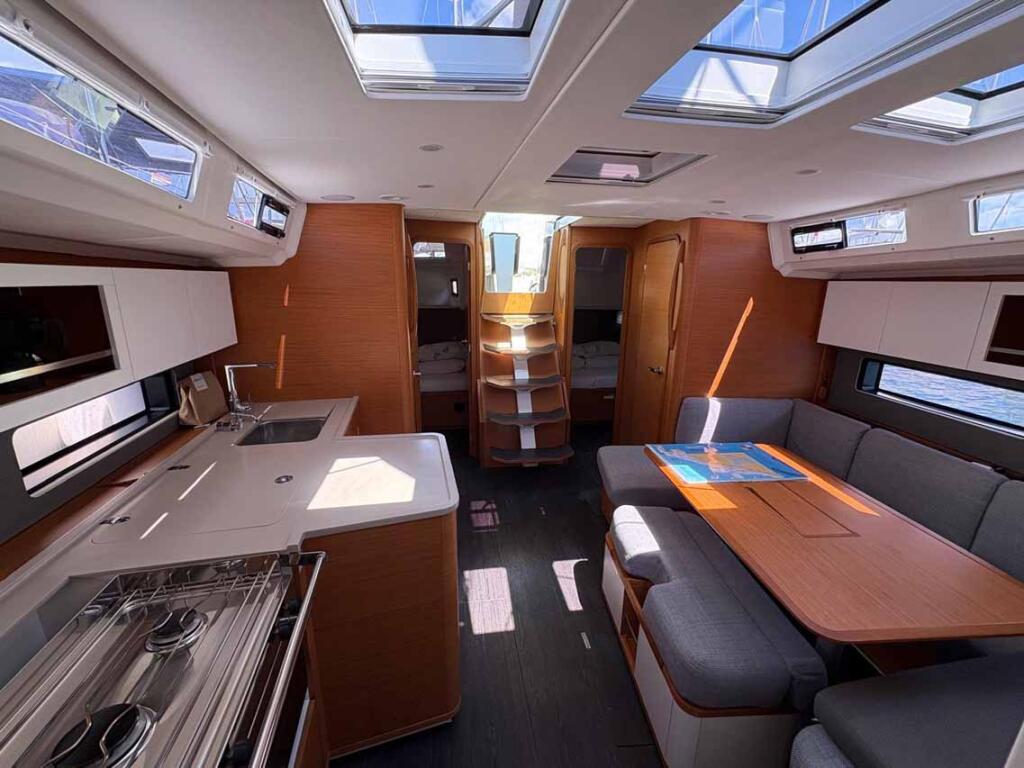 Sailing yacht 