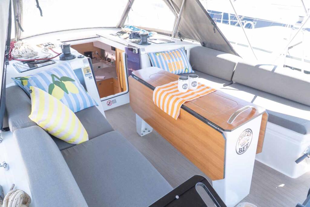 Sailing yacht 