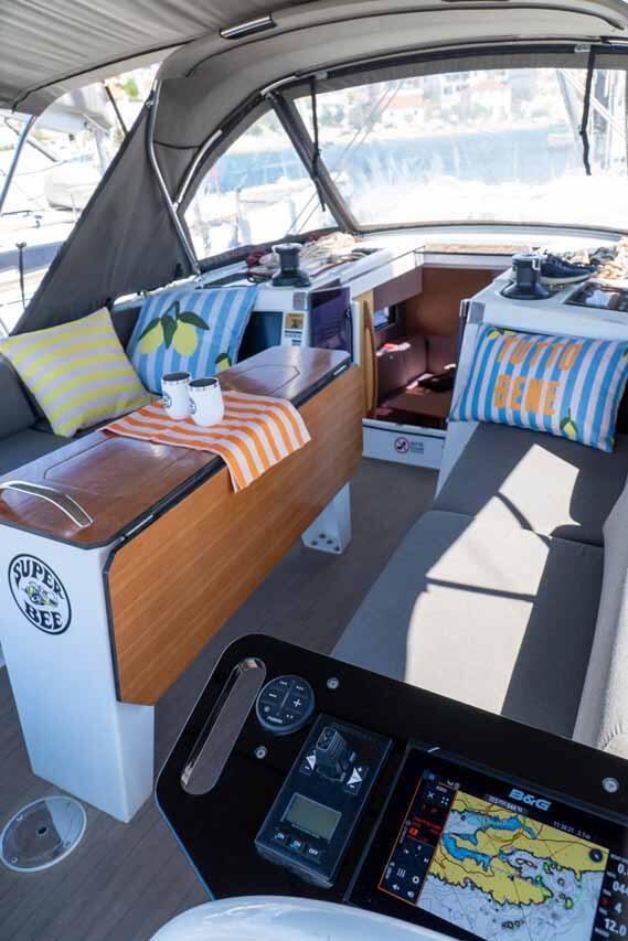 Sailing yacht 