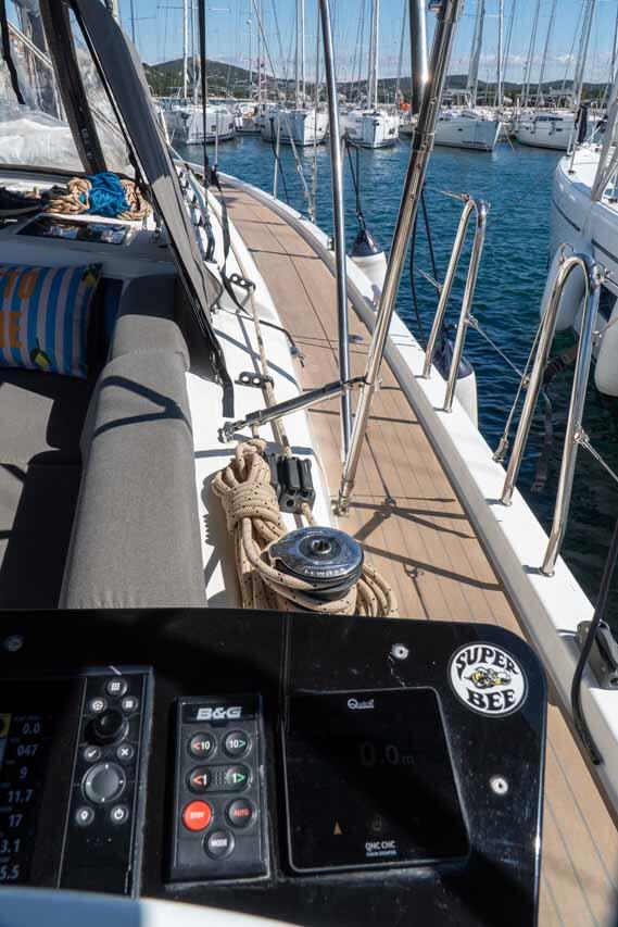 Sailing yacht 