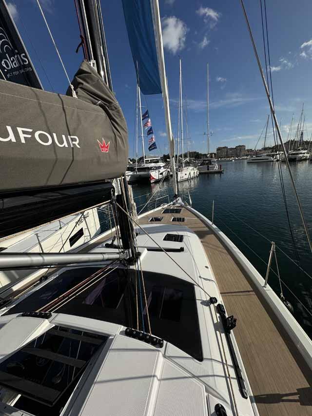 Sailing yacht 