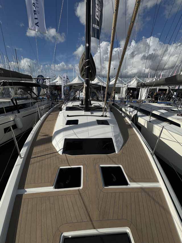 Sailing yacht 