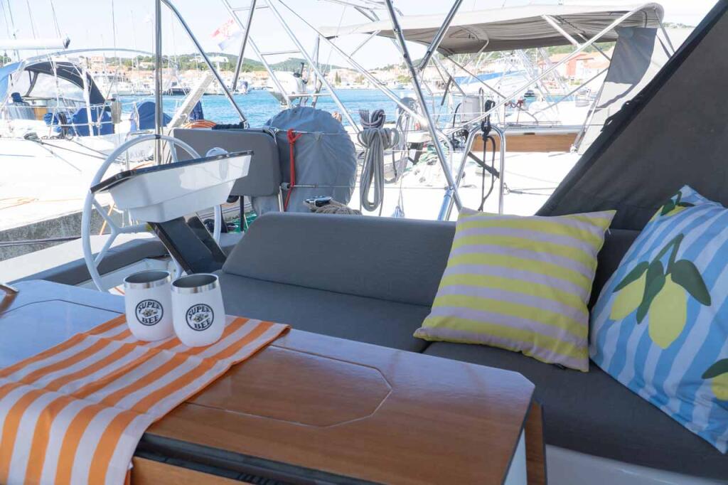 Sailing yacht 