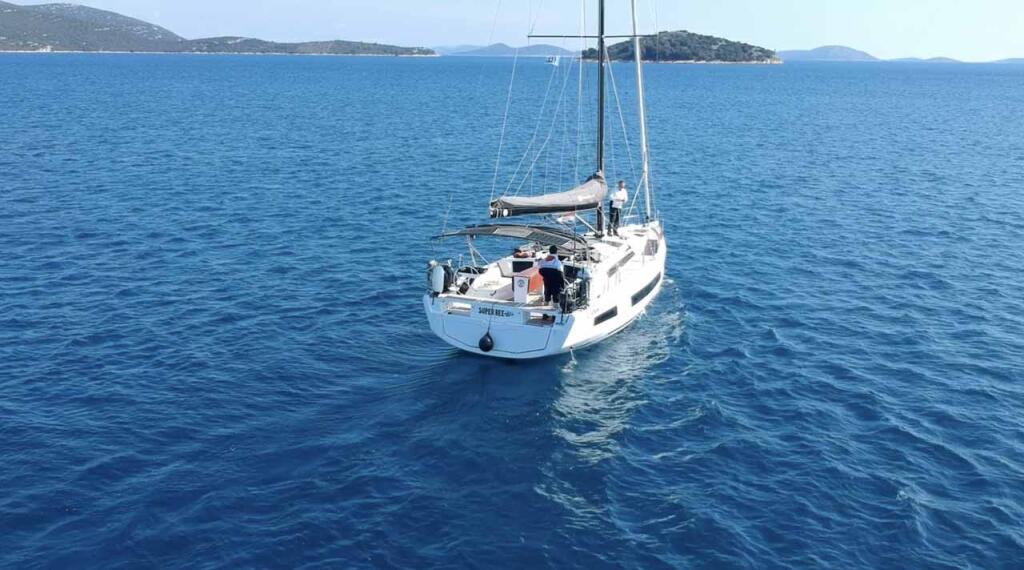 Sailing yacht 