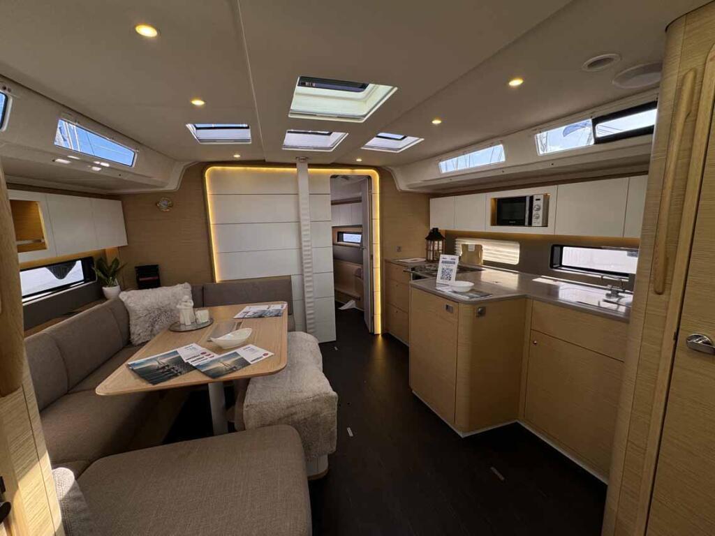 Sailing yacht 