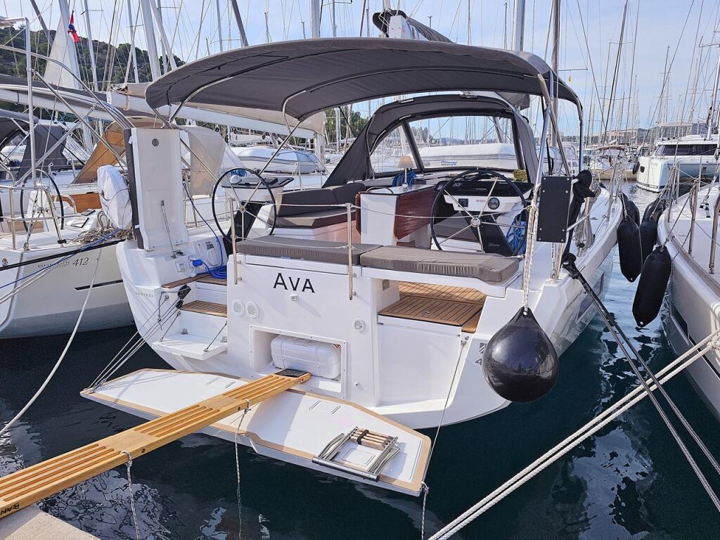 Sailing yacht 