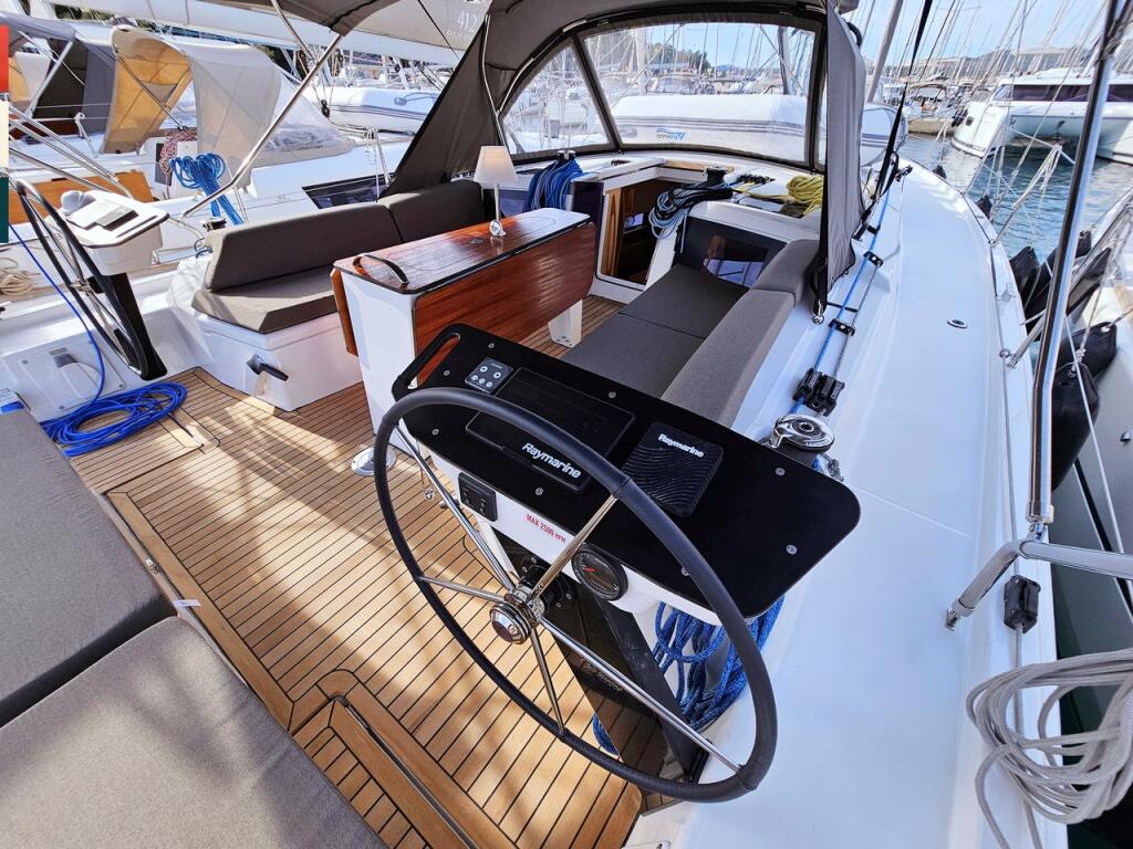 Sailing yacht 
