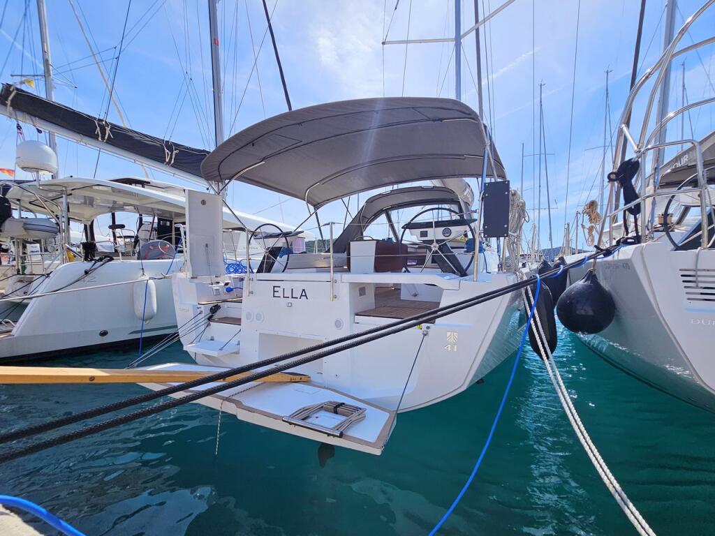 Sailing yacht 