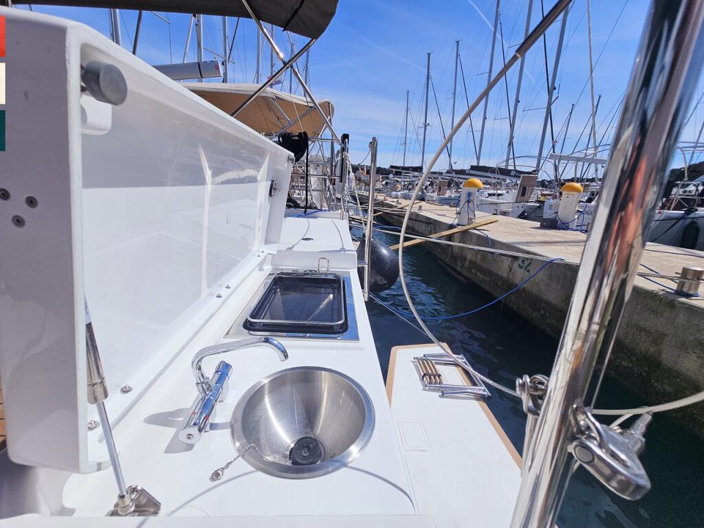 Sailing yacht 