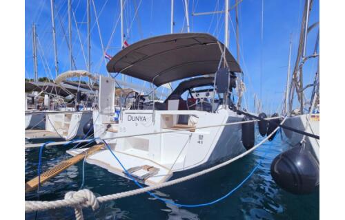 Sailing yacht 