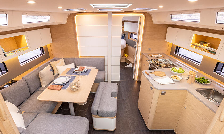Sailing yacht 