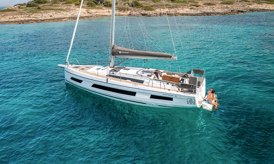 Sailing yacht 
