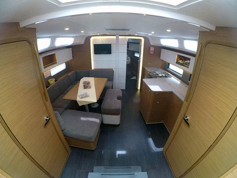Sailing yacht 