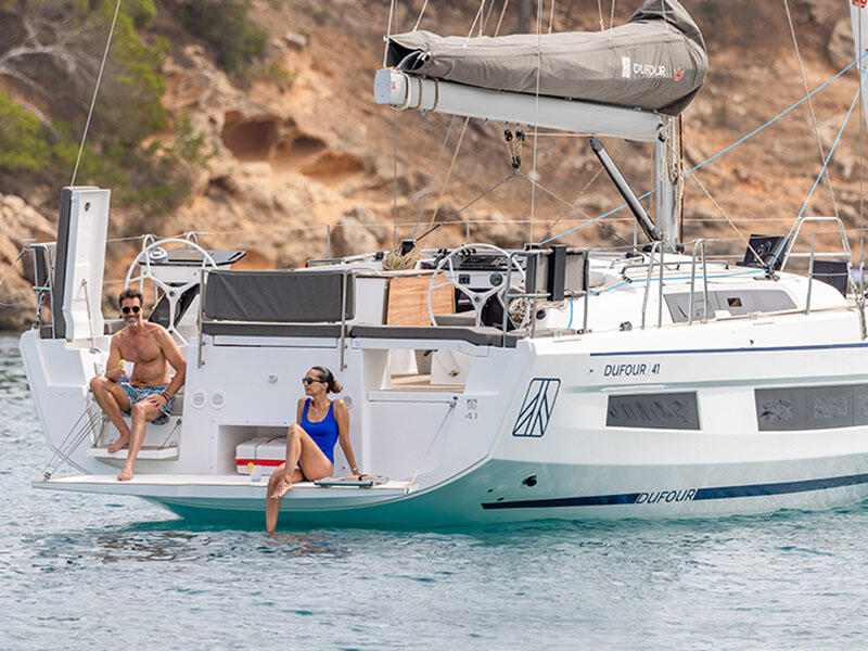Sailing yacht 