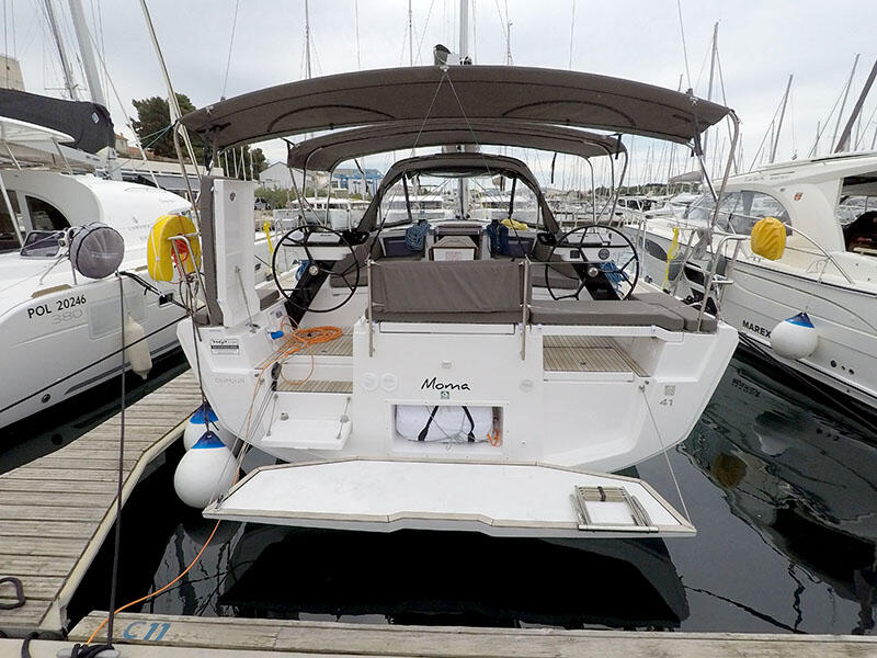 Sailing yacht 