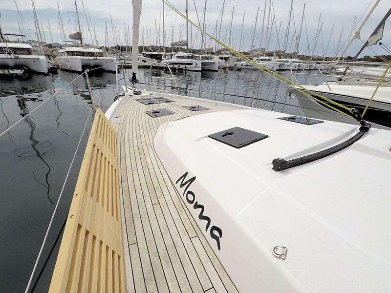 Sailing yacht 