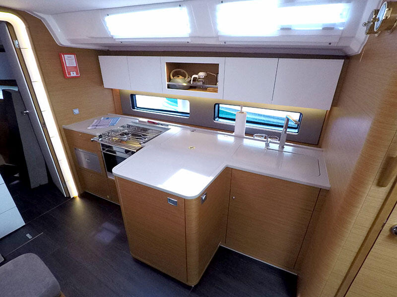 Sailing yacht 