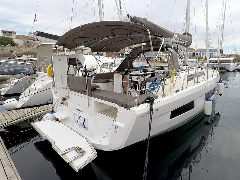 Sailing yacht 
