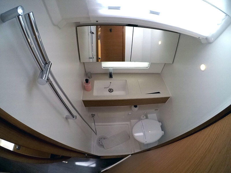 Sailing yacht 