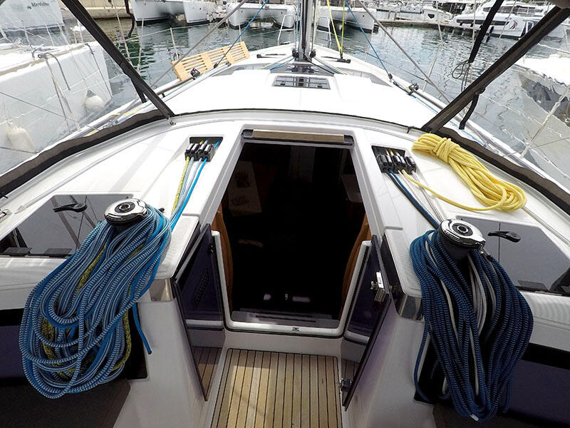Sailing yacht 