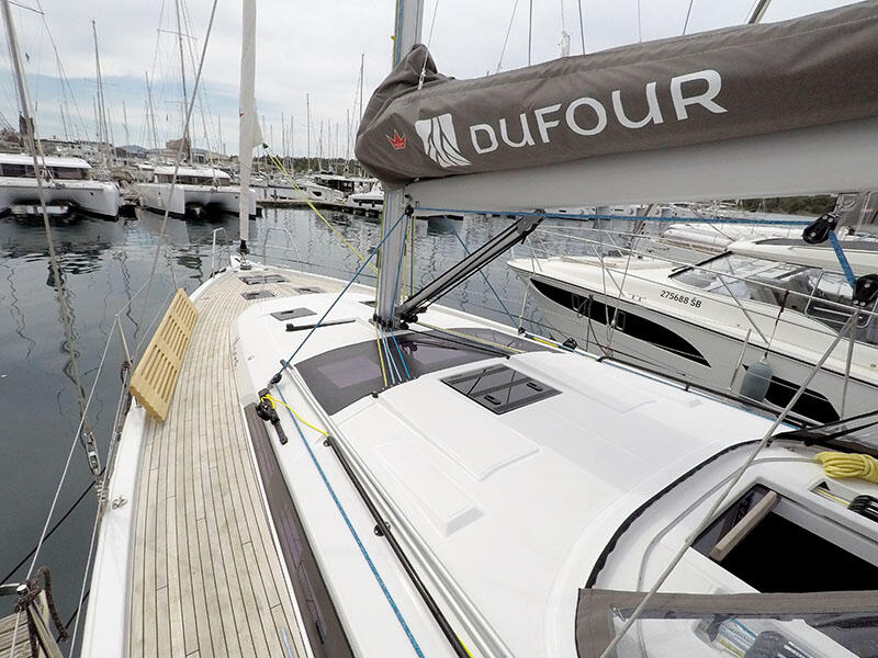Sailing yacht 