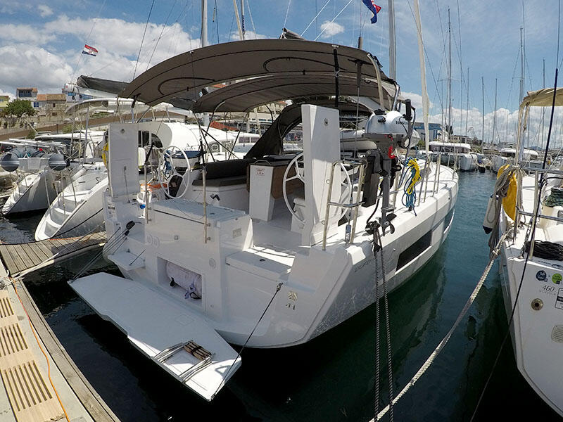 Sailing yacht 