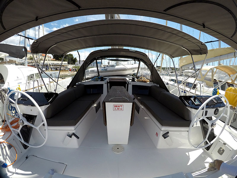 Sailing yacht 