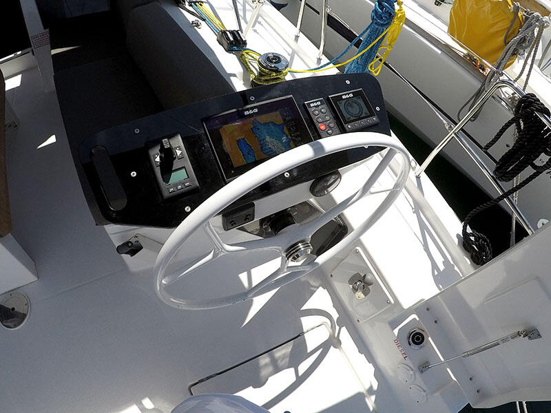 Sailing yacht 