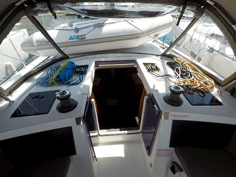 Sailing yacht 