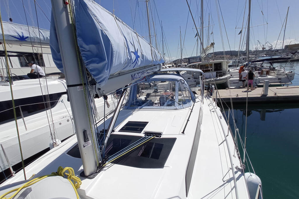 Sailing yacht 