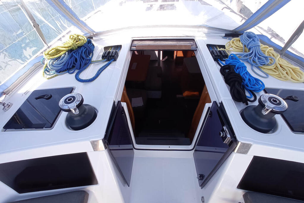 Sailing yacht 