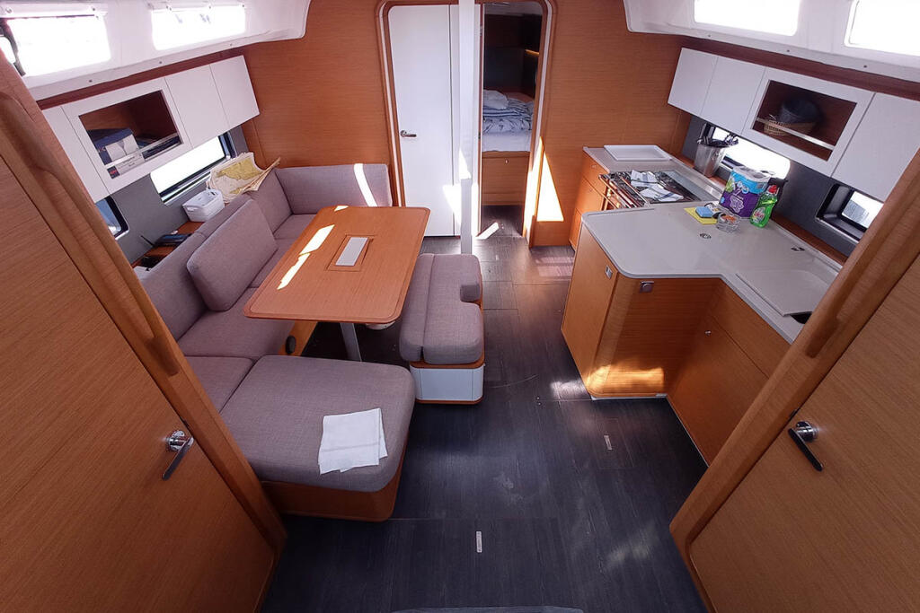 Sailing yacht 